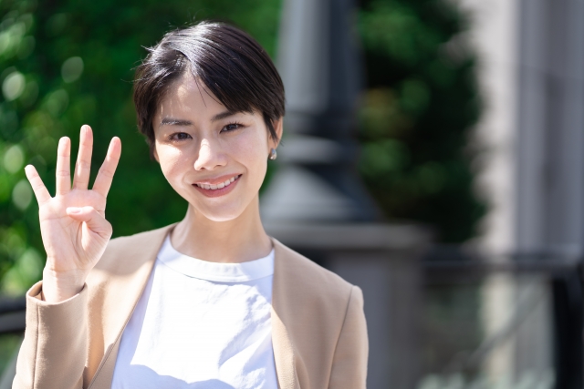 4を示す女性